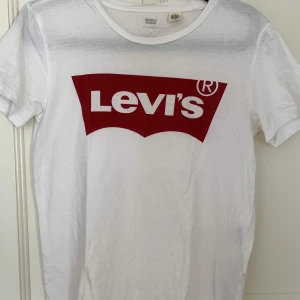 Levis - Klassisk Levis T-shirt i storlek S💖 Tröjan är i ett super skönt matreal och är andvänd ungefär 5 gånger 🥰