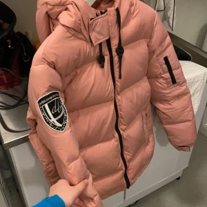 D. Brand eskimå jacket dusty pink - Jacka i gott skick utöver ärmslutet (se bild), är däremot enkelt lagat, den var sån när jag köpte den från Nelly. Tvättas innan köp! Nypris 2000:-