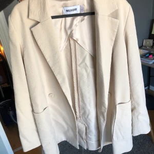 Beige Blazer - Beige blazer från weekday. Oversized i modellen. Köparen står för frakt 