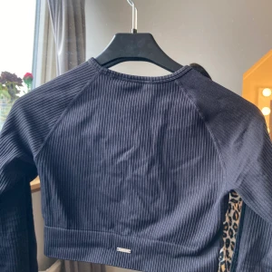 Ribbad svart topp från aimn - Ligger bara och dammar