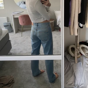 Zara jeans - Säljer nu ett par as snygga jeans ifrån zara i storlek 38. Knappt använda. Jag är 163 men de är lite långa på mig! 🥰🥰
