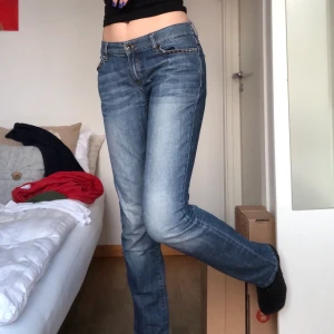 Lowwaist Massimo Dutti jeans! - Köpta second hand, och därför insydda lite på sidan av ”midjan”. Passar mig perfekt i längd som är 175 cm. Har superfina detaljer på fickorna och är verkligen super sköna med jättebra kvalitet! Säljer då jag har för många par jeans och inte får plats med alla längre. (Length 38, waist 28, fast numera ca Waist 26 då dem är insydda som sagt) 