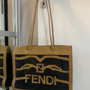 Fendi väska - Säljer min fina fendi ”Bag” köpt på The Vintage Bar förra året. Väskan är köpt för ca 4500 kr och aldrig använd. Säljer den nu därför för 2000kr. Väskan är i jättefint skick. Väskan finns i Göteborg men kan också skickas spårbart då köparen står för frakt!