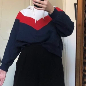 Hoodie - Flerfärgad croppad hoodie. Använd några gånger men i bra skick! Väldigt snygg till jeans! Passar allt från XS-M beroende på hur en vill att den ska sitta. Jag har storleken S i vanliga fall.