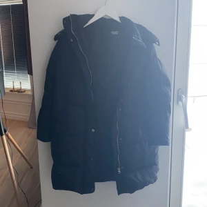 Svea vinterjacka - Svart vinterkappa från Svea. Köpt för 2 år sedan för 1500kr. Väl använd men i väldigt fint skick. Den är varm och skön.