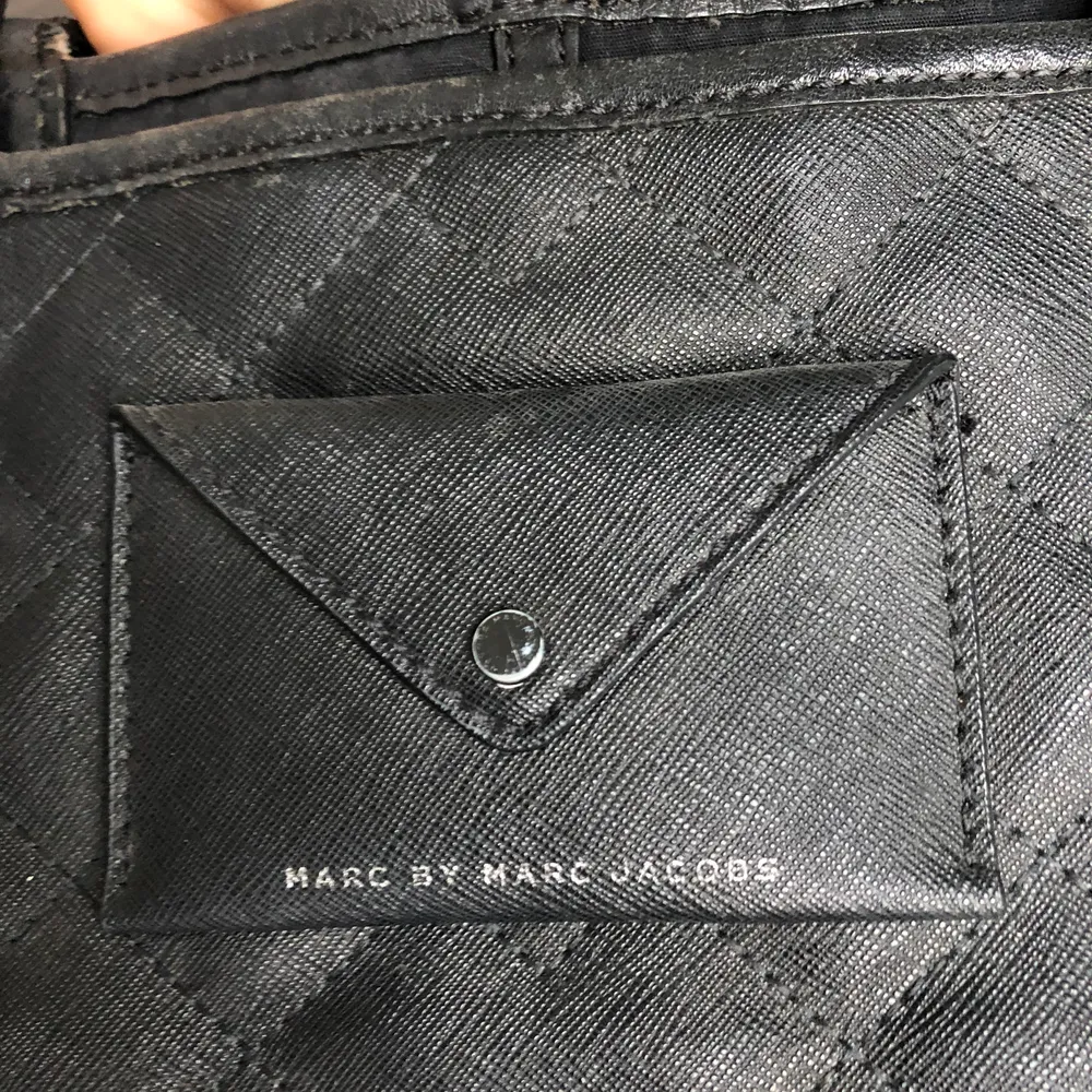 Svart äkta Marc Jacobs-väska i läder. Väskan är ganska stor och får plats med mycket i ex dator och massa mer. Kommer med en liten innerväska. Väldigt bra skick!. Väskor.