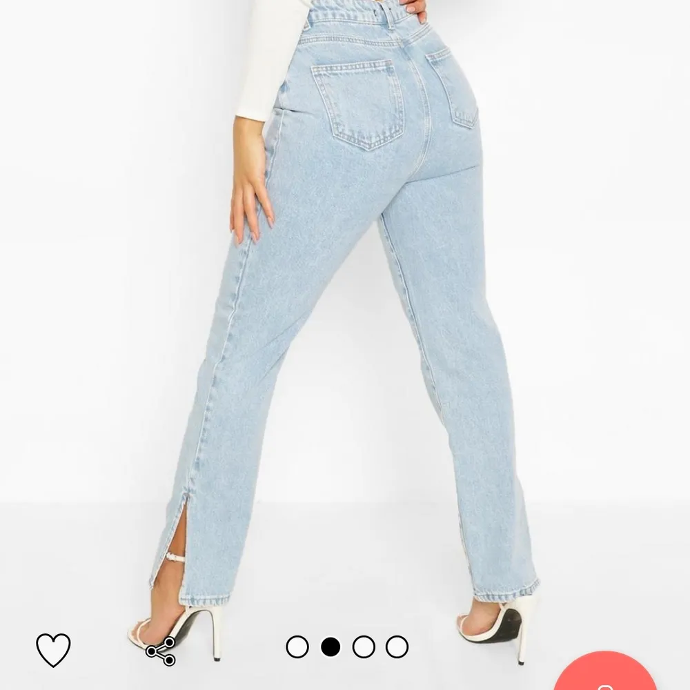 Säljer dessa ljusblå jeans med slits vid foten. Storlek 34, 160kr+frakt. Dom är i petite modellen alltså lite kortare och passar mig bra som är 160cm. Jeans & Byxor.