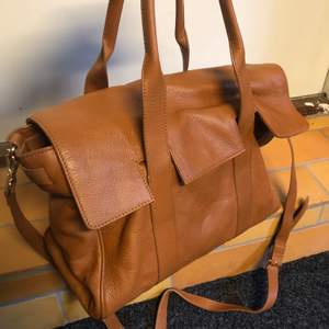 Snygg brun läderväska i fint skick! Man kan använda den både som axelremsväska eller i handen. Fråga gärna efter mått. 