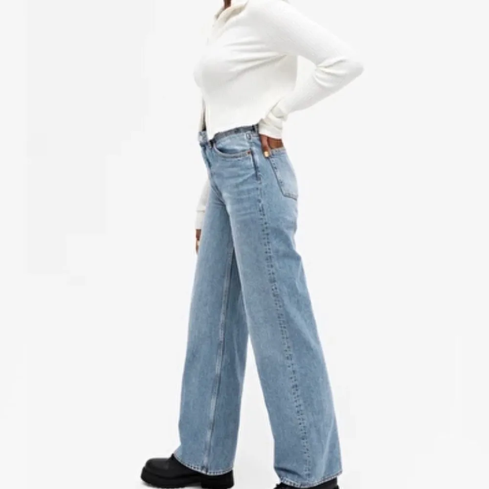 Populära jeans från Monki. De är storlek 27 o passar mig bra som normalt har S i jeans och är 166. Dom är i fint skick och knappt använda. Skriv privat för fler bilder!💕. Jeans & Byxor.