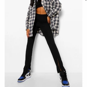 Ribbade byxor med slits - Ribbade byxor med utsvängda ben och slits😍väldigt bekväma byxor så det är skönt material. Storlek 38 och aldrig använda på grund av fel storlek✨