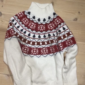 Mysig tröja - Säljer denna mysiga tröja. Den är jättegosig och fin! Säljer då den inte är min stil💕 frakt ingår ej