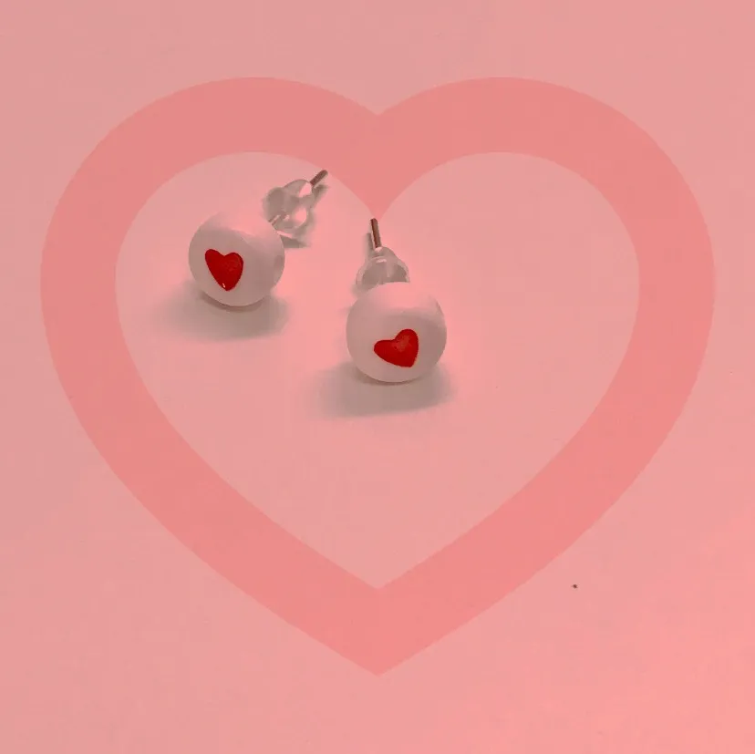 ❤️Alla hjärtans dag-örhängen❤️ Ge till nån du tycker om!🥰 14 februari är det alla hjärtans dag! Innan 25kr nu 20kr😻 Kolla in mina andra smycken för alla hjärtans dag m.m. Accessoarer.
