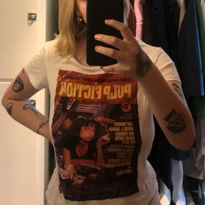 Pulp fiction t-shirt  - Säljer denna ursnygga t-shirt med tryck. Kommer aldrig till användning då jag inte klär i vitt 😅 Använd typ två gånger. Frakt tillkommer på 66 kr! 💚