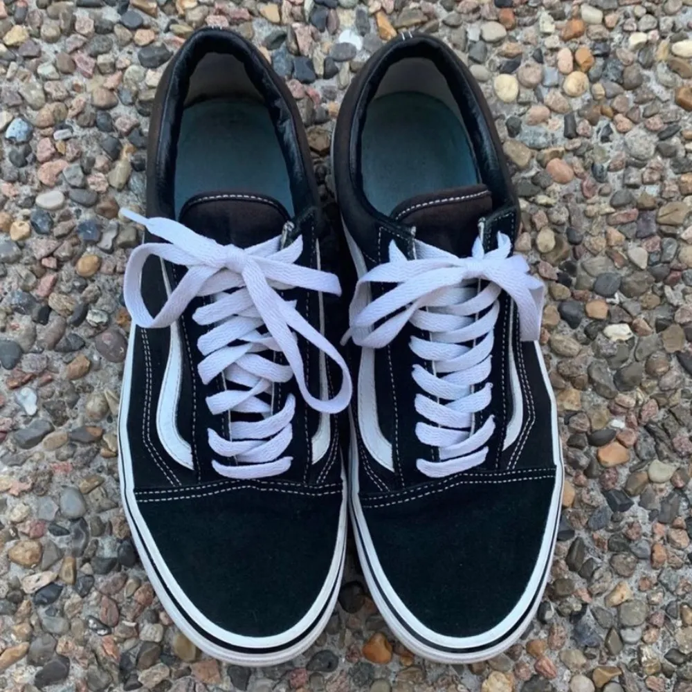 Säljer dessa snygga old school Vans då e inte passar längre! De är i storlek 42 och är i bra skick😊. Skor.