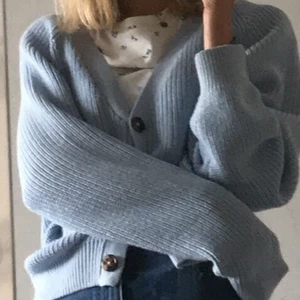 Blå kofta från monki💞 - Superfin kofta från Monki inköpt i höstas💞 går att styla på många fina sätt o perfekt till våren! jättebra skick, nypris var 300kr