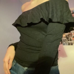   off-shoulder tröja - superfin off-shoulder tröja från gina, köpt för sjukt länge sen. jättefin men använder aldrig, nopprig men annars okej skick :) 60kr + 45kr frakt 