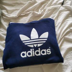 Mörkblå Adidas hoodie, jättefint skick 💞( pris kan diskuteras) 