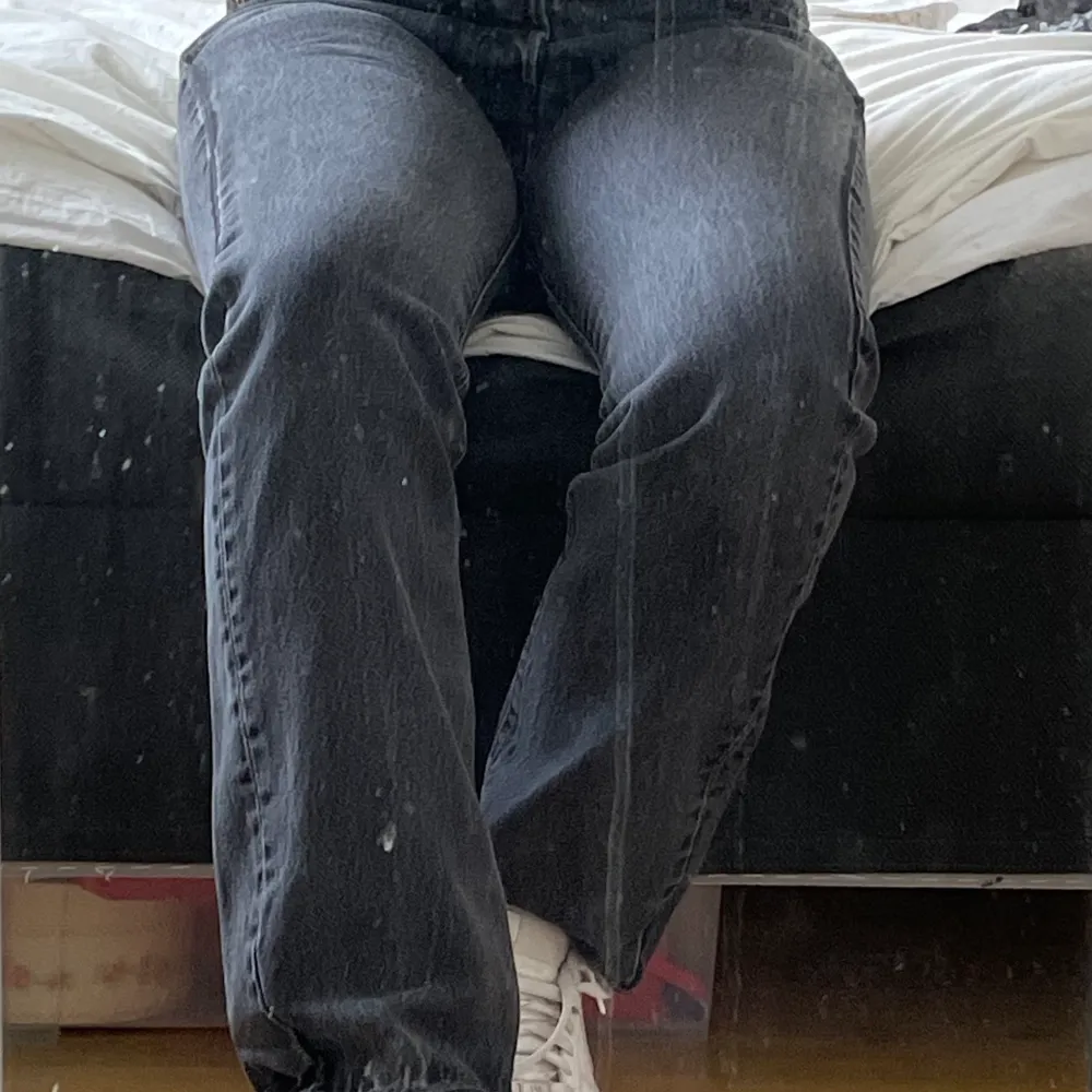 Svart/gråa 501 jeans från levi’s! Köpa secondhand i somras. Skiiiiitsnygga verkligen och i bra skick 💜 frakt tillkommer! (jag har vanligtvis strl S/36) BUDGIVNING PÅGÅR! AVSLUTAD. Jeans & Byxor.