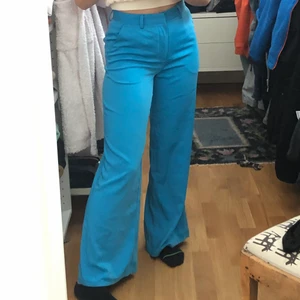 Blåa kostymbyxor - Blåa kostymbyxor från NA-KD i storlek S. Sparsamt använda så inga fläckar eller fel. Köpare betalar frakt. Passar perfekt i längden är 160cm. Säljer för att de inte kommer till användning🥰