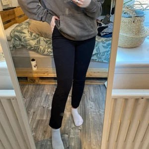 Kostymbyxor - Kostymbyxor från hm i 36 passar mig som är en 38!  säljer för har 2 likadana! Spårbar frakt 62