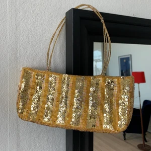 Unik väska! - Fantastisk väska som jag köpt secondhand. Väskan är ungefär 22x7 cm. Som det syns på sista bilden så har den lilla grejen man stänger med ramlat av men det går nog att sätta dit en ny om man är lite kreativ. Frakt 30 kronor tillkommer.