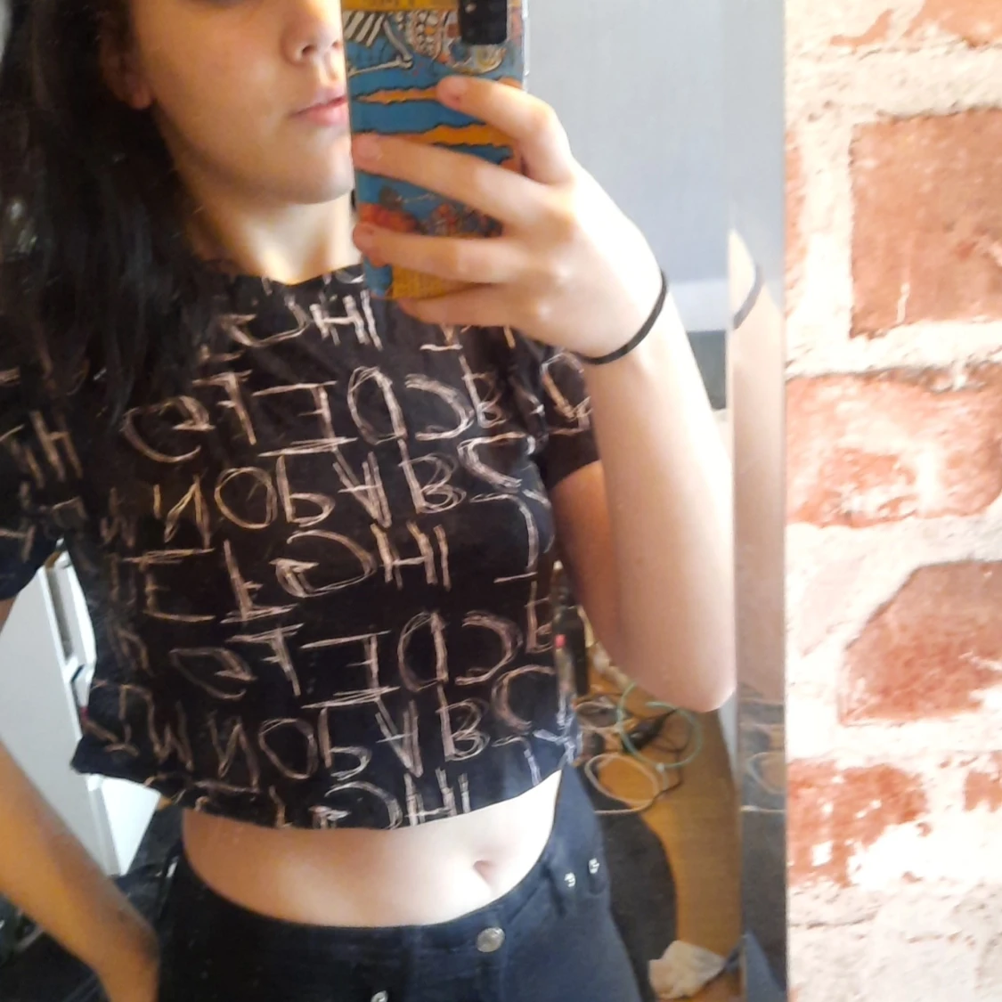 Svart tshirt med bokstäver 