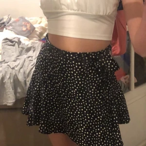 Volang kjol - Trendig volang kjol med prickar med band som man knyter på sidan. Passar så bra till en stickad tröja som jag också säljer. Kjolen är i storlek xs men kan också passa s . Bara använd 2-3 gånger. Nyskick. Kom privat om du är intresserad.
