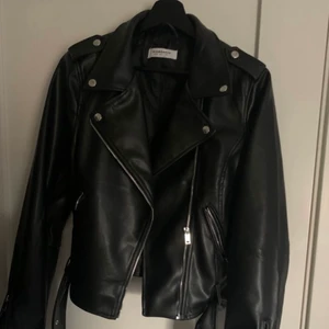 Skinnjacak  - Jätte fin skinnjackas från Nelly i storlek 38 men passar även mindre. Jackan är aldrig använd och som ny. Den är från märker glamouros