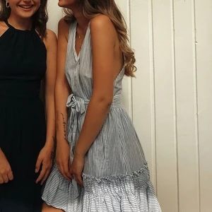 Sommarklänning - Säljer min älskade, superfina klänning som är en perfekt sommarklänning. Säljer pga att den tyvärr blivit för liten. Köparen står för frakt🤍