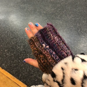 Stickade vantar  - Egenstickade (eller virkade) vantar i akryl och mohair om så önskas. Skriv privat med önskemål om färg och längd 💖