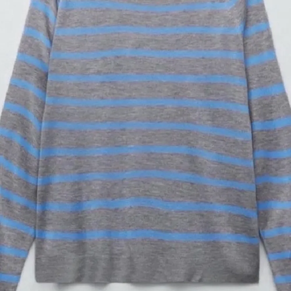Säljer denna populära slutsålda tröjan från Zara. Den är helt i nyskick. Den kostade 129kr men jag säljer den för 80kr + frakt.. Tröjor & Koftor.