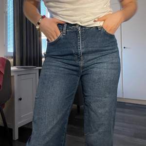 Vide leg jeans i storlek m, ribbade där nere och slutar starks över fotlederna på mig som är 164cm 