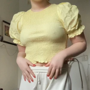 ljusgul blus - Superfin blus som inte är stil ! lite skrynklig på bilden annars i super skick ! Köparen står för frakt 🚚 