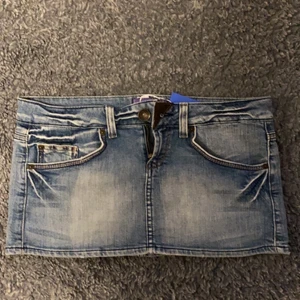 Kort jeanskjol - Säljer denna superfina jeanskjol pga att jag inte passar i jeanskjol. Köpte den på sellpy men har aldrig användt den själv och den är i jättebra skick!💕Storlek 38 men passar mig som vanligtvis är 36, den är också ganska stretchig så den passar säkert större.   Köparen står för frakt!