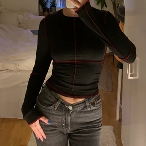 Svart patchwork tröja - Säljer denna söta tröjan då den tyvärr ej kommer till användning!! 💞 köparen står för frakten men jag möter även upp i Lund💞 