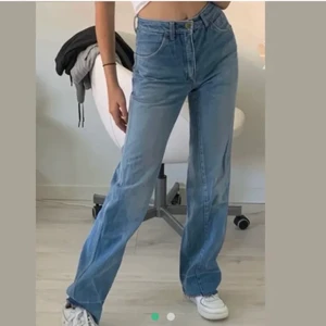 Jeans  - säljer dessa snygga jeans köpta på Plick, dom kommer till användning längre tyvärr. det är mina favorit jeans så säljer bara vid bra pris ❤️ (två första bilder är ej mina) ❗️köpare står för frakt❗️