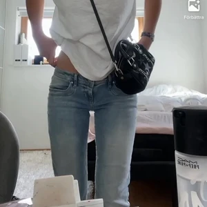Lågmidjade jeans - Ett par skit snygga lågmidjade jeans!!! Tvätten sååå fin o de sitter jätte snyggt på!!! 💙 modellen är LTB about you, köpta för 700kr!!! Hör av er vid frågor eller intresse💙💙💙 buda från 300kr, köps direkt för ca 600!! Budgivning sker privat, skicka till mig ditt bud!!💙