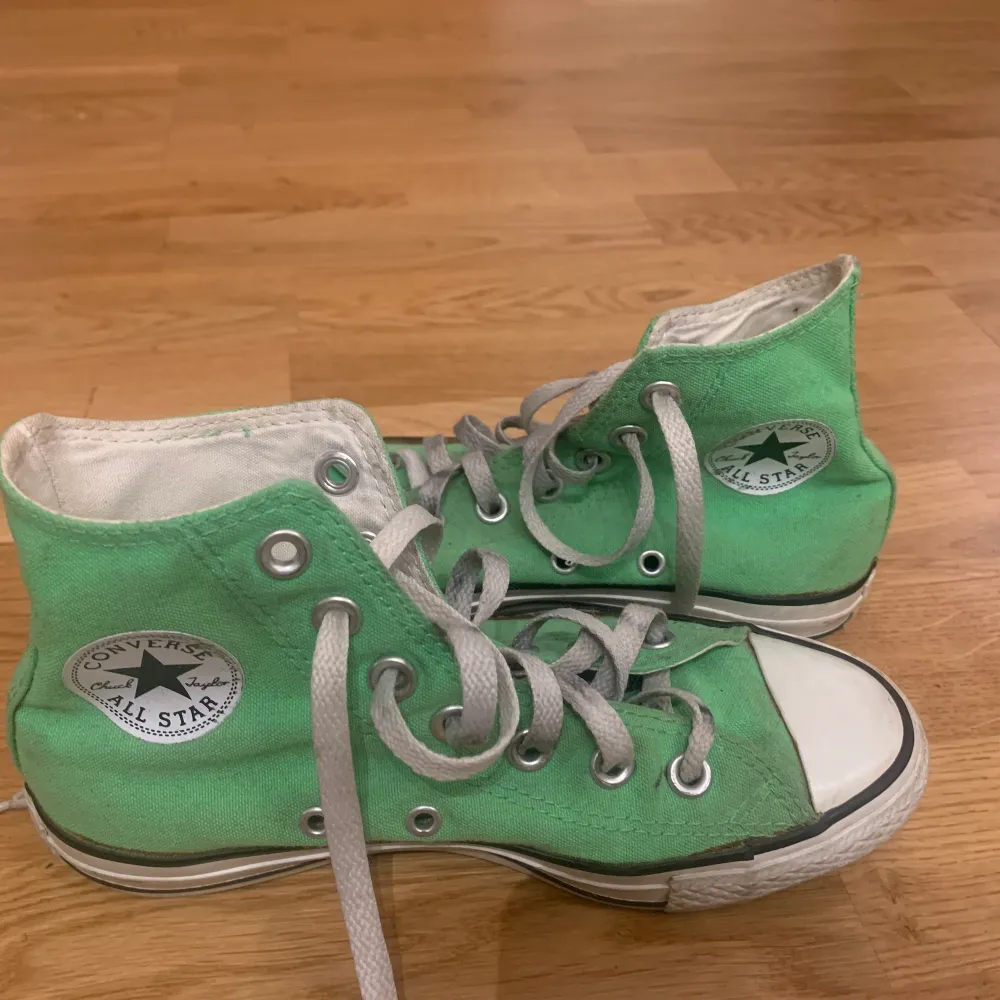 Säljer dessa asballa converse skor💕 Dessa skor säljs inte längre vilket gör dom väldigt unika. Köp direkt för 349. Skor.
