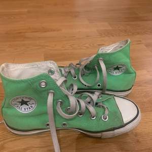 Säljer dessa asballa converse skor💕 Dessa skor säljs inte längre vilket gör dom väldigt unika. Köp direkt för 349