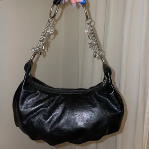 Väska  - Super fin väska köpt på Second hand!! Kommer inte längre till användning så säljer den nu❤️🥰 Öpppen för bud 