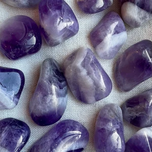 Chevron ametist 💜 - Ametist är en lugnande och harmonisk kristall. Den hjälper till att balansera känslor och kan användas för att dämpa stress och oro. Kristallen är beskyddande och tar bort negativa energier och ersätter de med positiva energier. Den har en stark healingförmåga och är en naturlig stressdämpare.  