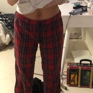 Pyjamasbyxor - Supersköna rutiga pyjamasbyxor! Mjukt material och justerbara i midjan❤️