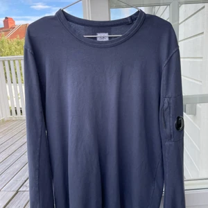 CP Company Tröja - CP Company tröja i bra skick (sparsamt använd). Inköpt på CP Company butik i Milano 