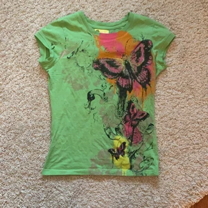 Cool babytee - Så cool babytee med rhinestones och fjärilar, bra skick!!😙 Står storlek XS men skulle säga S! skicka privat för frågor eller fler bilder <3