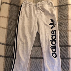 Adidias mjukisbyxor  - Mjukisar från Adidas i strl S. Vita/ljusgrå med mörkblå detaljer. Enstaka små fäckar finns dessvärre. Säljer då dom är försmå för mig 