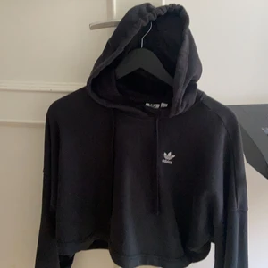 Adidas Tröja S - Köpte den väldigt ny!🙌🏽  Hade den bara en gång.  Den är i storlek S men passar M också perfekt.  100% rent och äkta‼️  Kan skicka fler bilder om du vill💗