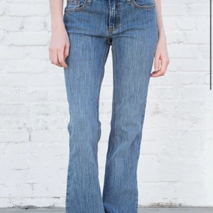 Jeans strl S/M - Säljer dessa jeans som är helt ny köpta ifrån brandy Melville. Helt nya precis fått dom men tyvärr tyckte jag inte om dom så tänkte sälja, skriv privat om du vill ha bilder på byxorna 