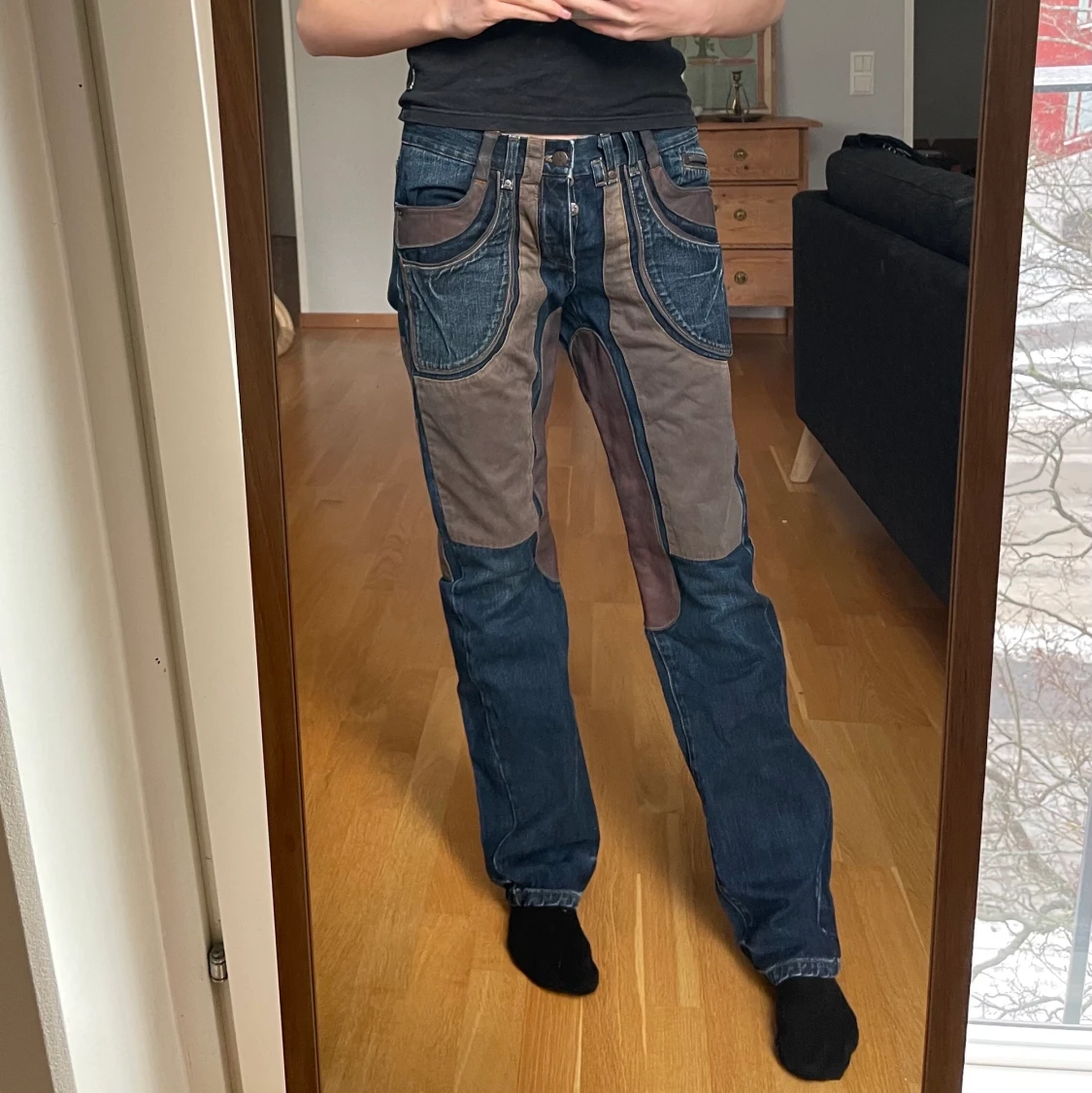 Jeans med läderdetaljer