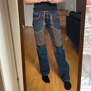 Ascoola jeans med läderdetaljer