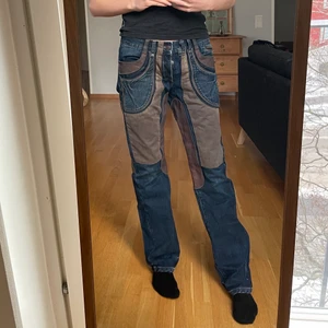 Jeans med läderdetaljer  - Ascoola jeans med läderdetaljer